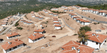 Deprem bölgesinin iki katlı köy evleri tamamlandı
