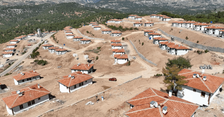 Deprem bolgesinin iki katli koy evleri habermeydan.jpg