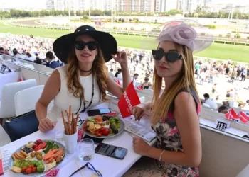 Dolunay Soysert ve Ebru Cündübeyoğlu tatil keyfi!