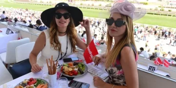 Dolunay Soysert ve Ebru Cündübeyoğlu tatil keyfi!