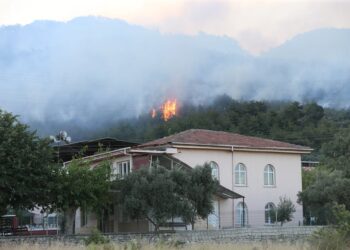 Hatay’da orman yangını sürüyor: 9 yayla tahliye edildi