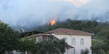 Hatay’da orman yangını sürüyor: 9 yayla tahliye edildi