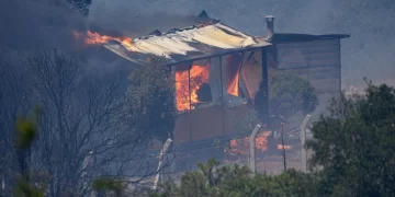 İzmir Çeşme orman yangını son dakika! Yangınlarına müdahale sürüyor
