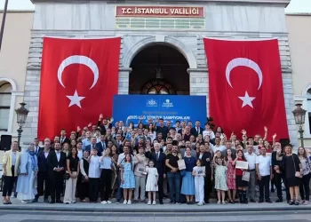 İstanbul Valisi Gül LGS şampiyonları ile bir araya geldi