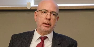 Süreyya Serdengeçti kimdir?