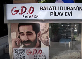 ‘Kolpaçino’ filminin ünlü oyuncusu Volkan Başaran sokakta pilavcı oldu!