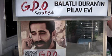 ‘Kolpaçino’ filminin ünlü oyuncusu Volkan Başaran sokakta pilavcı oldu!