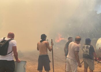 Antalya’da korkutan orman yangını: Turistler yangını söndürmeye çalıştı