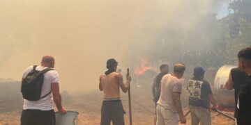 Antalya’da korkutan orman yangını: Turistler yangını söndürmeye çalıştı