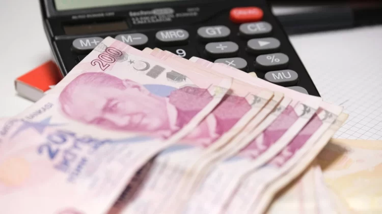 AK Parti kampında asgari ücret ile memur maaşı arasındaki fark gündeme geldi.