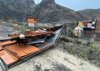 Artvin’i fırtına vurdu: Çatılar uçtu, eşyalar savruldu