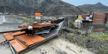 Artvin’i fırtına vurdu: Çatılar uçtu, eşyalar savruldu