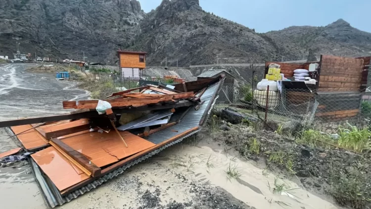 Artvin’in Yusufeli ilçesinde etkili olan fırtına, bazı evlerin çatılarını uçurdu, iş yerlerine ait masalar ise etrafa savruldu.