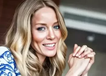 Oyuncu Bade İşçil Adalar’a giderken otobüs durağında görüntülendi