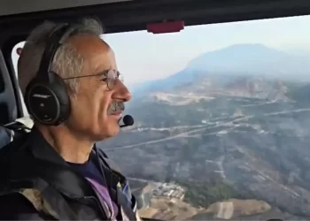 Bakan Uraloğlu, Bursa’daki yangın alanını havadan denetledi Bakan Uraloğlu, Bursa’daki yangın alanını havadan denetledi