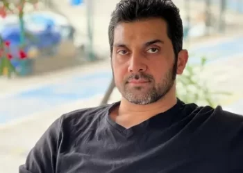 Bayhan şarkı söylerken yere düştü