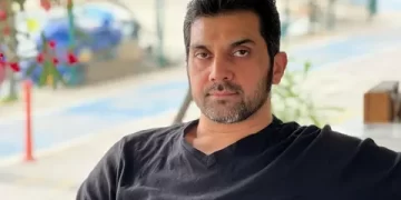 Bayhan şarkı söylerken yere düştü