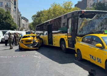İstanbul Beyoğlu’nda 9 araç zincirleme kazaya karıştı: Yaralılar var