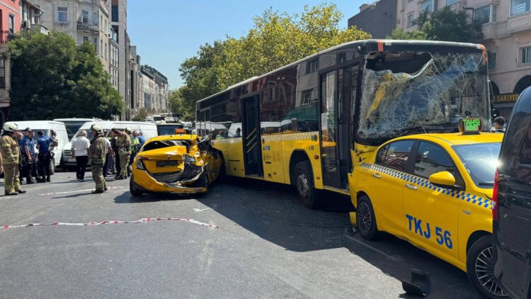 İstanbul Beyoğlu’nda meydana gelen zincirleme trafik kazasında 9 araç birbirine çarptı.