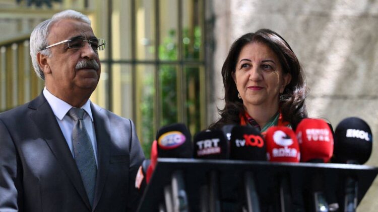 DEM Parti İmralı Heyeti, çeşitli siyasi partilerle gerçekleştirdiği temasların ardından Abdullah Öcalan ile görüşmek üzere İmralı Adası’na gitti.