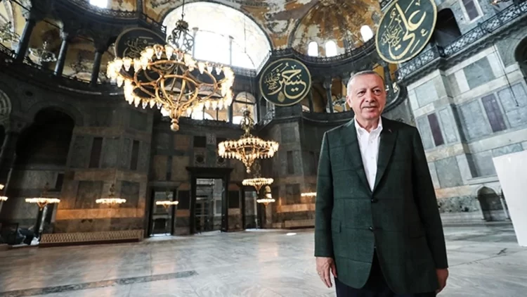 Cumhurbaşkanı Recep Tayyip Erdoğan, sosyal medya hesabından yaptığı paylaşımda, Ayasofya-i Kebir Cami-i Şerifi'nin 86 yıl aradan sonra yeniden ibadete açılmasının beşinci yıl dönümünü hatırlatarak bu tarihi kararı bir kez daha andı.