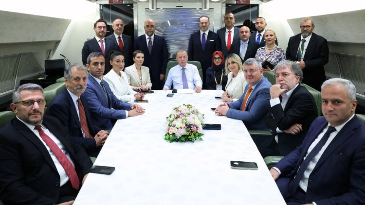 Cumhurbaşkanı Recep Tayyip Erdoğan, PKK'nin silah bırakma sürecine ilişkin olarak, “Yakında Meclis zemininde ilerlemenin yaşandığına şahitlik edeceksiniz. İmralı her türlü desteği verdi, veriyor” dedi.