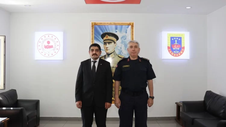 Kırşehir İl Göç İdaresi Müdür Vekili Mikail Gündoğdu, Kırşehir İl Jandarma Komutanı Jandarma Albay Ahmet Yıldırım ile bir araya geldi.