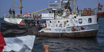 İsrail müdahale etti, Hanzala gemisi kıyıya çekildi