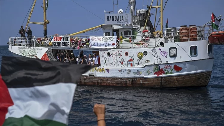 Gazze’ye insani yardım götürmek üzere yola çıkan Hanzala gemisi, İsrail donanması tarafından uluslararası sularda düzenlenen baskınla durduruldu.
