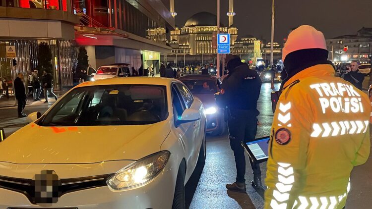İstanbul Asayiş Şube Müdürlüğü koordinesinde dün kent genelinde “Huzur İstanbul” adıyla iki aşamalı geniş kapsamlı bir uygulama gerçekleştirildi.