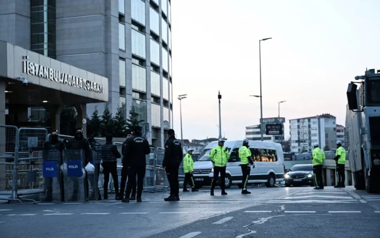İstanbul Büyükşehir Belediyesi'ne (İBB) yönelik yürütülen yolsuzluk soruşturması kapsamında, aralarında Murat Ongun ve Fatih Keleş’in şoförlerinin de bulunduğu 10 kişi gözaltına alındı.