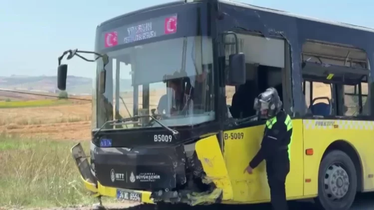 İstanbul Arnavutköy’de, İETT otobüsü ile çarpışan otomobilin sürücüsü hayatını kaybetti.