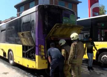 Sancaktepe’de seyir halindeki İETT otobüsü alev aldı