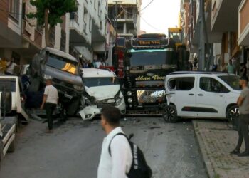İstanbul’da kayan vinç 23 araca çarptı: Olay yeri savaş alanına döndü