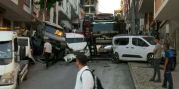 İstanbul’da kayan vinç 23 araca çarptı: Olay yeri savaş alanına döndü