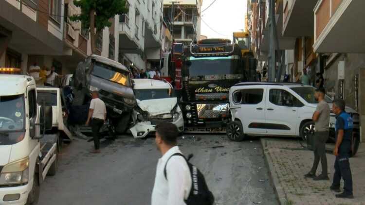 İstanbul'un Başakşehir ilçesi Güvercintepe Mahallesi Seyrek Sokak'ta, dün saat 18.00 sıralarında korku dolu anlar yaşandı. İnşaat çalışması için kurulan vinç, yokuştan aşağı kayarak kontrolden çıktı ve park halindeki 23 araca çarptı.

Çarpmanın etkisiyle savrulan araçlar, yakınlarda bulunan bir binanın dış cephesine de çarparak hasara yol açtı. Olayın ihbar edilmesi üzerine polis, itfaiye, sağlık ve zabıta ekipleri bölgeye sevk edildi. Polis ekipleri çevrede güvenlik önlemleri alırken, kazayla ilgili detaylı inceleme başlattı.

Yapılan incelemelerde, kazada ne ölen ne de yaralanan olduğu öğrenilirken, 23 aracın yanı sıra bir binanın dış cephesinde hasar oluştuğu belirlendi. Ayrıca vincin kayma anı, çevredeki bir binanın güvenlik kamerası tarafından kaydedildi.