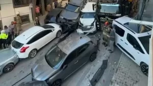 istanbulda kayan vinc 23 araca carpti habermeydan