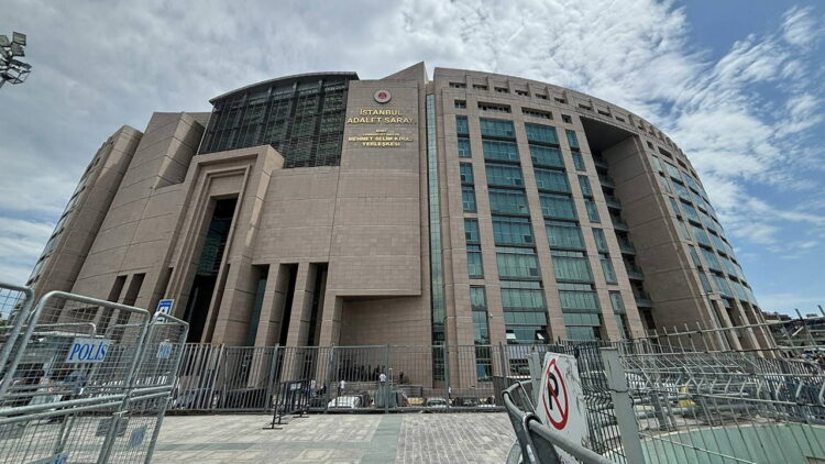 İstanbul merkezli operasyonda 21 firmaya ait POS cihazları üzerinden gerçekleştirilen işlemler mercek altına alındı; 85 şüpheli için gözaltı kararı verildi.