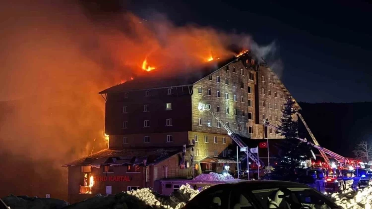 Bolu Kartalkaya Kayak Merkezi’nde bulunan Grand Kartal Otel’de çıkan yangına ilişkin, otelin sahibi ve belediye yetkililerinin de aralarında bulunduğu 32 sanığın yargılanmasına bugün başlandı.