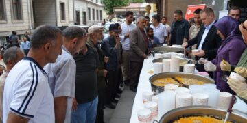 Muş Bulanık Kaymakamlığı, Muharrem ayı dolayısıyla 3 bin kişiye aşure dağıttı!