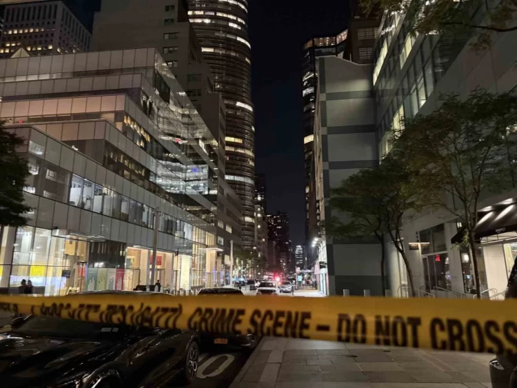New York’un en yoğun bölgelerinden Midtown Manhattan’daki 345 Park Avenue adresinde yaşanan silahlı saldırı, şehri yasa boğdu.