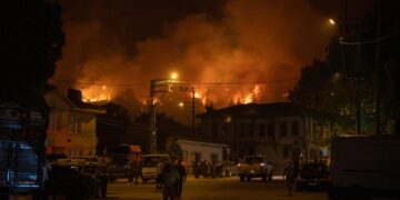 Sakarya’da orman yangını alarmı: 2 mahalle tedbir amaçlı tahliye edildi, 3 ev kullanılamaz hale geldi