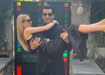 Sinem Kobal ve Kenan İmirzalıoğlu’ndan sahilde romantik dakikalar