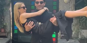 Sinem Kobal ve Kenan İmirzalıoğlu’ndan sahilde romantik dakikalar