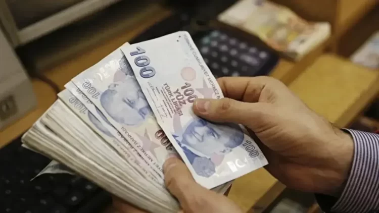 Aile ve Sosyal Hizmetler Bakanı Mahinur Özdemir Göktaş, Evde Bakım Yardımı’nın 11 bin 702 liraya, Sosyal ve Ekonomik Destek (SED) ödemesinin 8 bin 198 liraya, koruyucu ailelere çocuk başına yapılan aylık ortalama ödemenin ise 13 bin 96 liraya yükseltildiğini açıkladı.