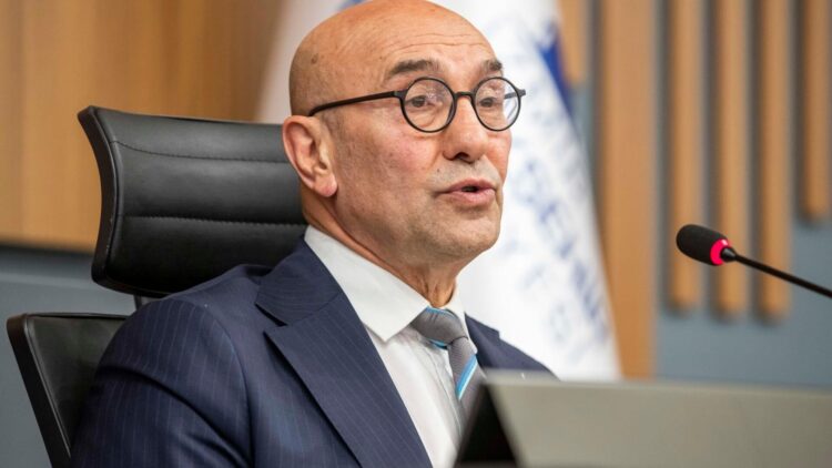 İzmir Büyükşehir Belediyesi’ne yönelik yürütülen "kooperatif" soruşturması kapsamında hazırlanan iddianamede, eski İzmir Büyükşehir Belediye Başkanı Tunç Soyer ve CHP İzmir İl Başkanı Şenol Aslanoğlu’nun da aralarında bulunduğu 65 şüpheli hakkında, 45 yıla kadar hapis cezası talep edildi.