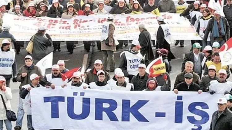 Türk-İş Genel Merkezi önünde toplanan işçiler, sonuçsuz kalan görüşmelere tepki gösterdi.