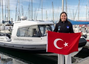 Ultra maraton yüzücüsü Bengisu Avcı, Kuzey Kanalı’nı rekorla geçti!