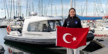 Ultra maraton yüzücüsü Bengisu Avcı, Kuzey Kanalı’nı rekorla geçti!