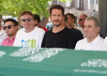 Uraz Kaygılaroğlu dedesini son yolculuğuna uğurladı